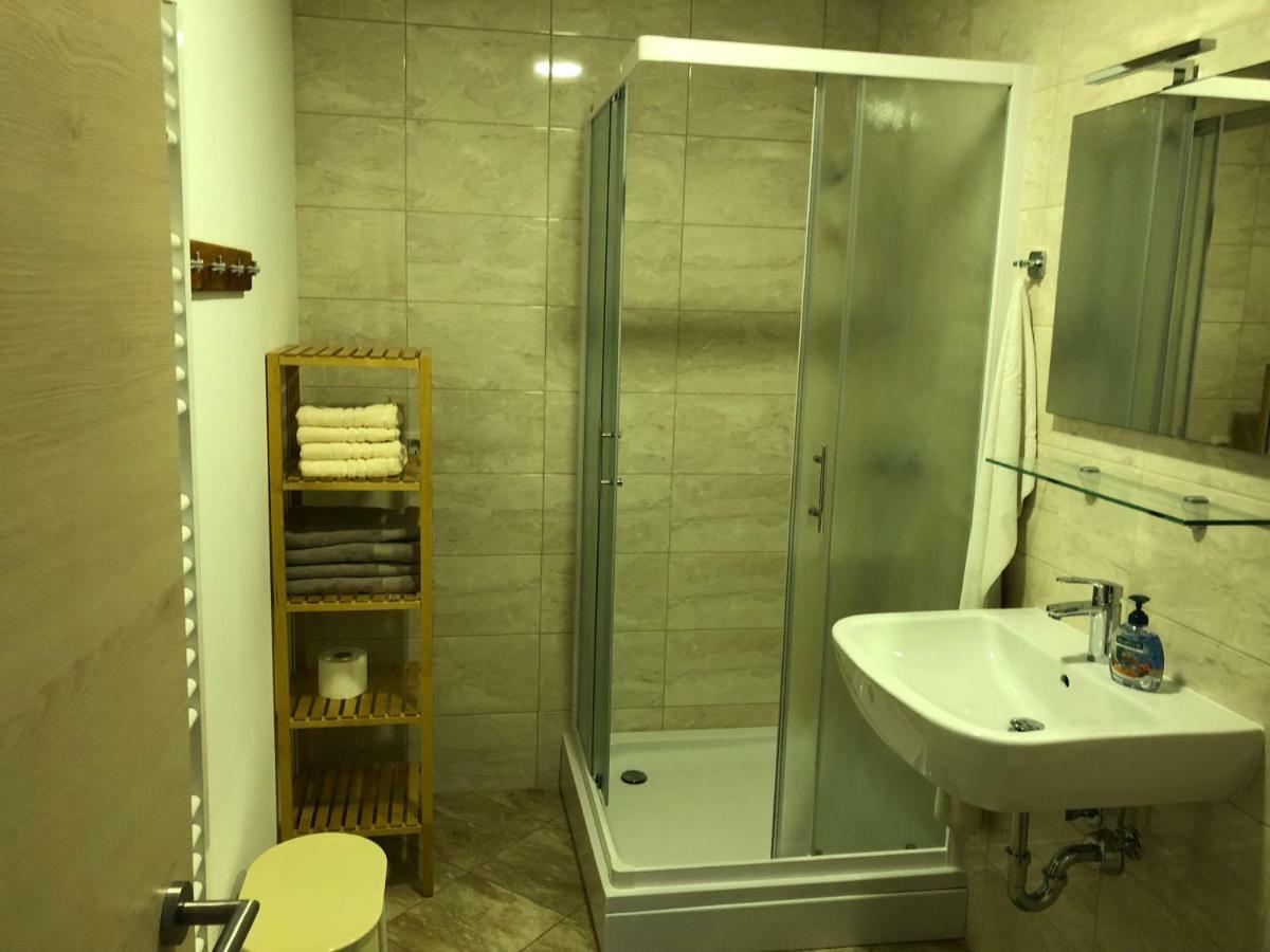 Apartma Linhartov Trg 拉多夫吉卡 外观 照片